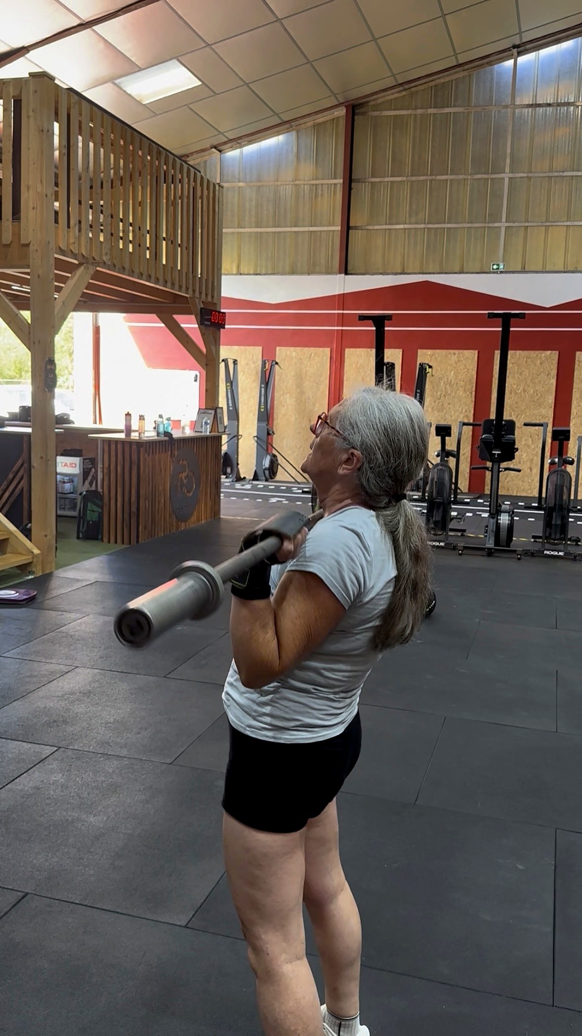 Une adhérente réalise un front squat à la barre